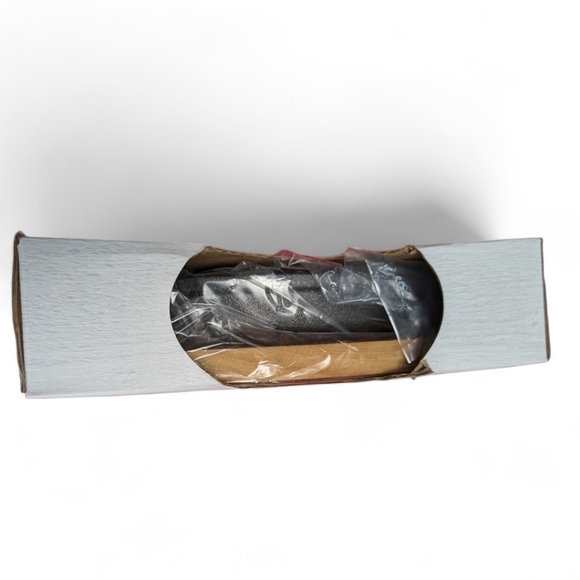 President's Choice | Cast Iron Mini Casserole Dish with Wooden Trivet - Picture 4 of 7